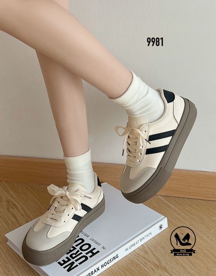 รองเท้าผ้าใบทรงสวย ดีไซน์ลายแถบสองข้าง ใส่แล้วลุคดูแพงแบบแกล้ง ๆ แต่ราคาเป็นมิตรสุด ๆ พื้นหนาแบบกำลังดี ช่วยเพิ่มความสูงแถมขาดูเรียวขึ้นทันตา ใส่ไปเรียน ทำงาน เที่ยว คาเฟ่ ได้หมดทุกมูด