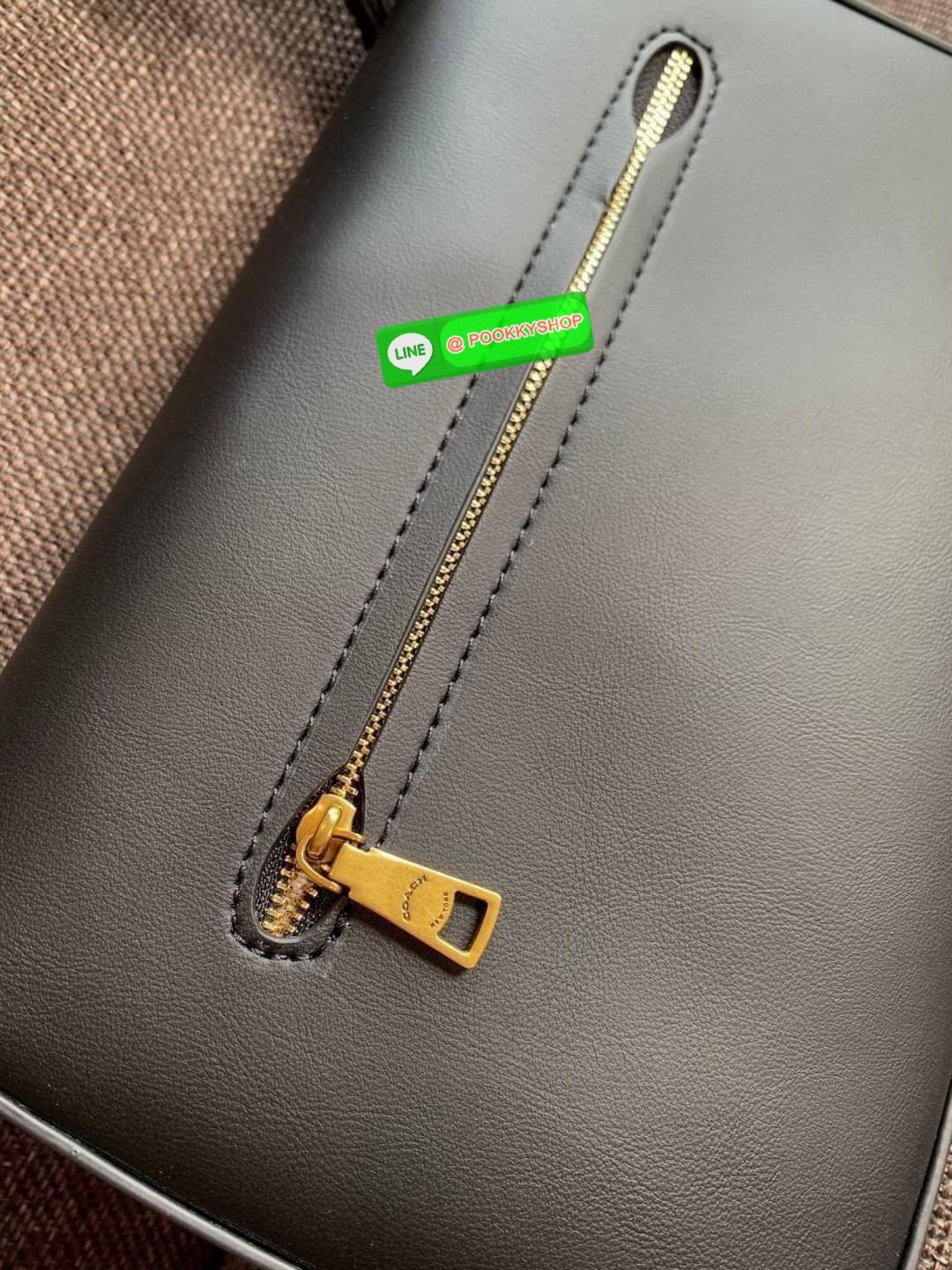 COACH SOFT TABBY SHOULDER BAG ((C4823)) 📣พร้อมส่ง รุ่นฮิต นาทีนี้ที่สาวๆต้องมีค่ะ! สุดคุ้ม! กับกระเป๋าหิ้ว//คล้องไหล่//สะพายข้างได้ หนังแท้เรียบ หรูดูสวยค่ะ เปิดปิดกระเป๋าแบบกระดุมแม่เหล็ก ประดับอะไหล่โลโก้ตัวใหญ่สวยมากๆ ภายในกระเป๋าสามารถใส่กระเป