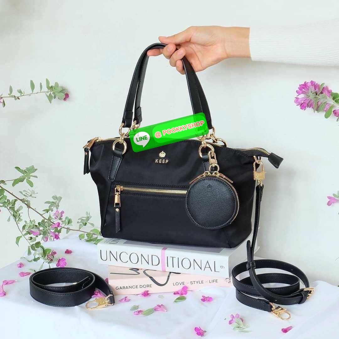 รุ่น KANNY with zipper รุ่นนี้พัฒนาต่อยอดมาจากรุ่น KANNY คอลเลคชั่นเดิมที่เป็นหนึ่งรุ่นที่ขายดีของทางแบรนด์เพราะเป็นกระเป๋าที่ฟังชั่นตอบโจทย์การใช้งานมากที่สุด 📍ตัวกระเป๋าน้ำหนักเบามาก 📍ทำจากไนล่อนนาโนกันน้ำ 📍ทำช่องแบ่งเก็บด้านใน ใ