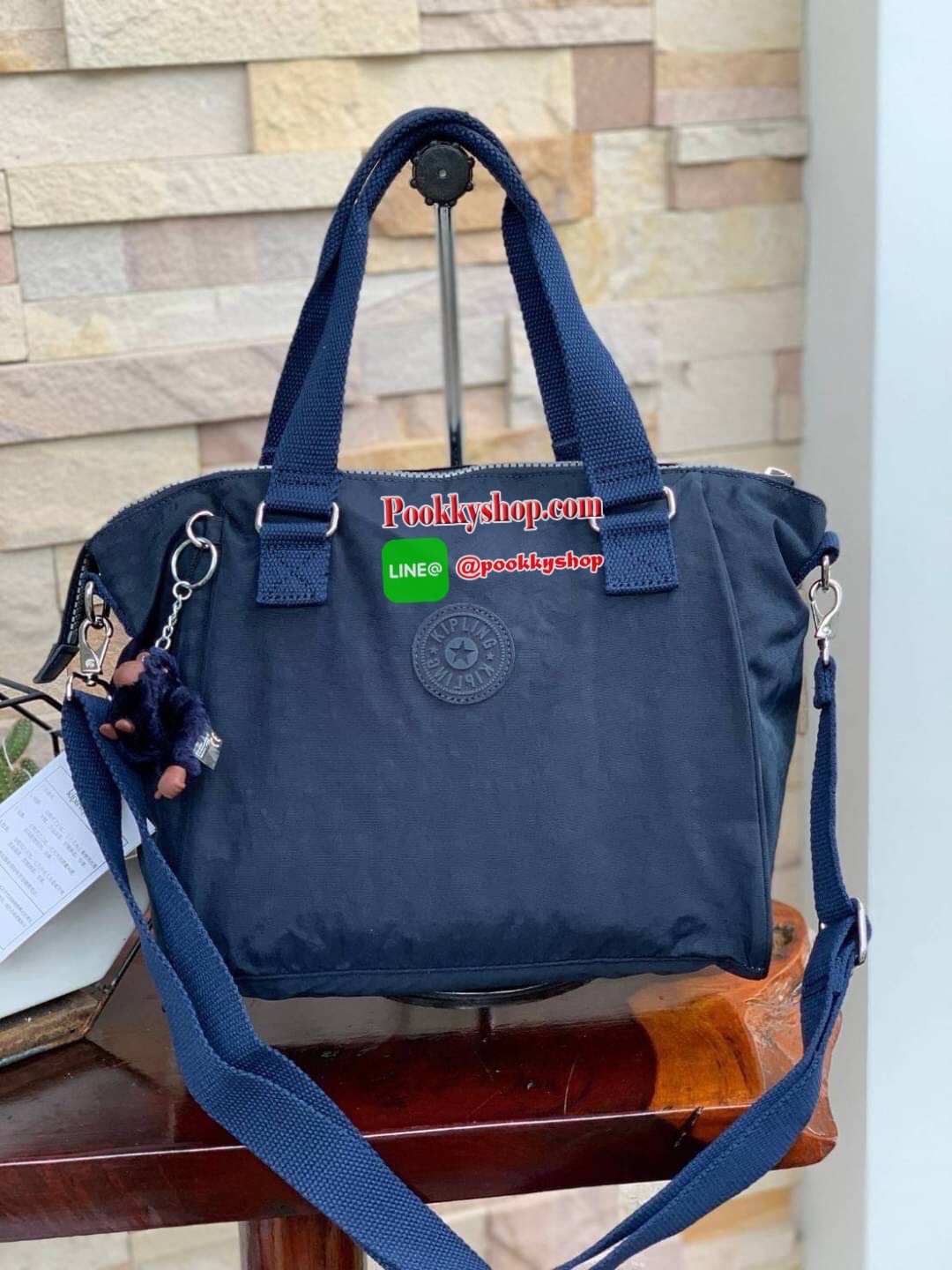 Kipling women’s amiel handbag (k15371) กระเป๋าถือหรือสะพายข้างได้ วัสดุpolyamide100%เปิดปิดกระเป๋าแบบซิปเดียว ภายในมีฐานกว้าง มีช่องซิป ช่องเล็กแยกเป็นสัดส่วนพร้อมสายห้อยกุญแจ ด้านหลังกระเป๋ามีช่องซิปยาวหนึ่งช่องใช้งานได้จริง มาพร้อมสายสะพายถอดออกได้ ปรับ