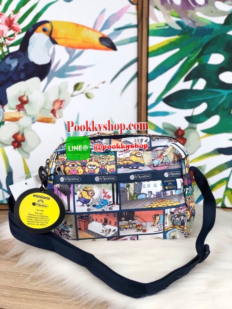 New!! LESPORTSAC x MINIONS กระเป๋าน้ำหนักเบาน่ารักจาก LESPORTSAC รุ่นครอสบอดี้ขนาดน่ารักกำลังดี!! วัสดุโพลีเอสเทอร์ กันละอองน้ำได้ระดับหนึ่ง มีสายสะพายสามารถปรับระดับได้ตามต้องการ ลวดลายน่ารัก หัวซิปช่องใหญ่เป็นรูปมินเนี่ยน มีช่องด้านหน้า-หลัง และช่องซิปใ