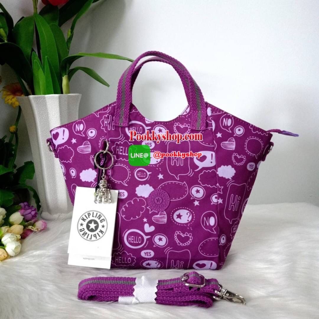 KILING NORI Handbag & Shoulder bag กระเป๋าถือหรือสะพายขนาดกลาง ทำจากวัสดุ ผ้า Nylonเคลือบ+Polyester น้ำหนักเบา จุดเด่นที่ช่องหลักมีขนาดใหญ่ พร้อมช่องซิปแยกย่อย สามารถใส่สัมภาระได้เยอะ มาพร้อมสายสะพายยาว สามารถปรับระดับได้ตามความต้องการ มีพวงกุญแจลิงห้อยตา