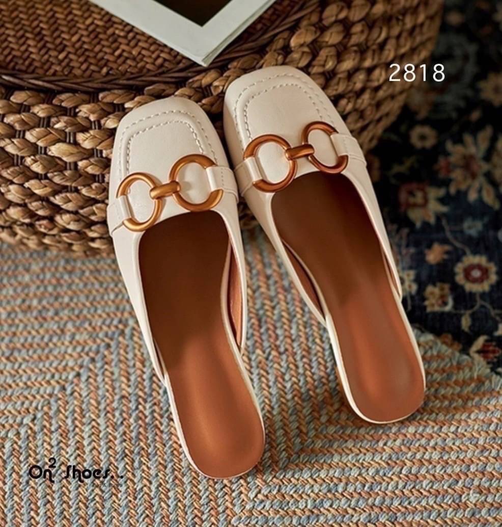 รองเท้าหัวคัชชูเปิดหลังรหน้าแต่งอะไหล่ทองเหลือง สไตล์แบรนด์ส้นเป็นอะไหล่ทองสวยหรู คู่นี้ใส่แมทกับชุดได้ง่ายทั้งกางเกงและกระโปรงได้หมดทรงสวย