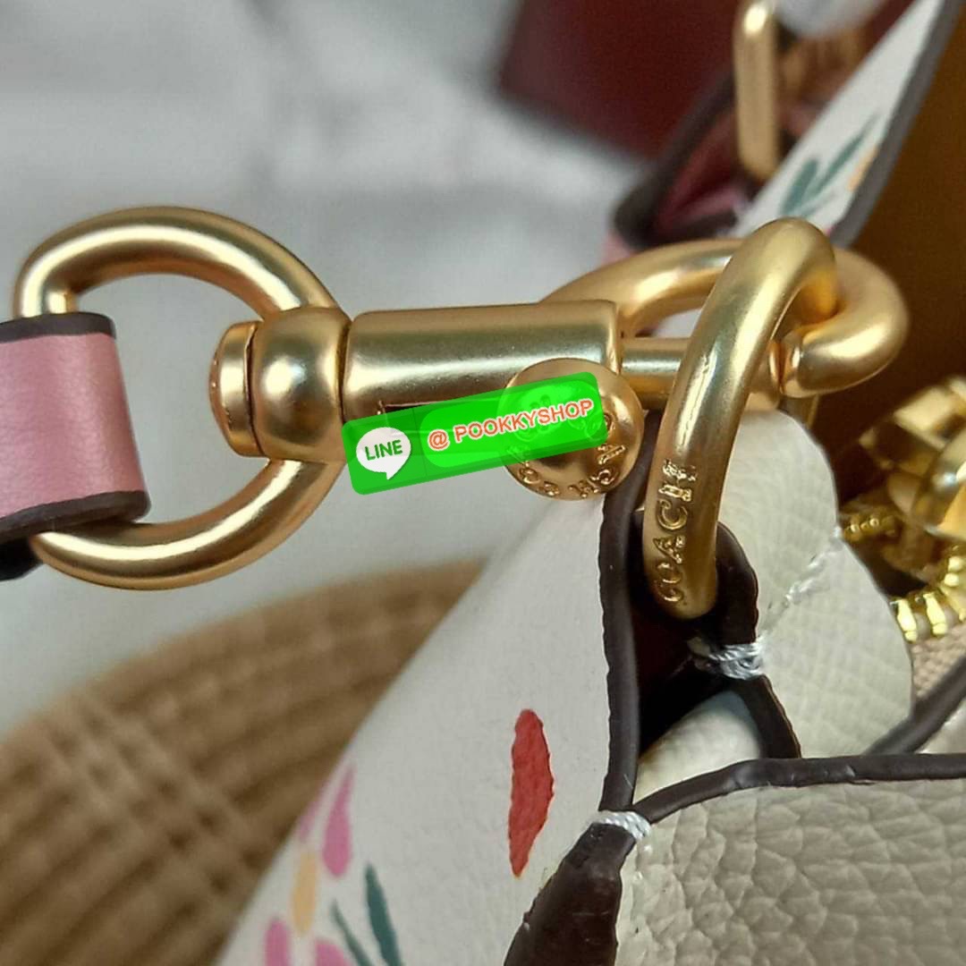NEW IN!! น่ารัก วางไม่ลงอีกแล้ว COACH MOLLIE TOTE 25 (COACH C4084) กระเป๋าถือ สะพาย รุ่นฮิต ปริ้นลายดอกหัวใจมินิ ขนาดเหมาะมือ มีสายสะพายยาว ถอดและปรับระดับได้ วัสดุหนัง crossgrain ขึ้นทรงสวย ด้านในโล้ง มีช่องซิปตรงกลางแยก **🔸️รุ่นนี้ใครถือก็สวย ใช