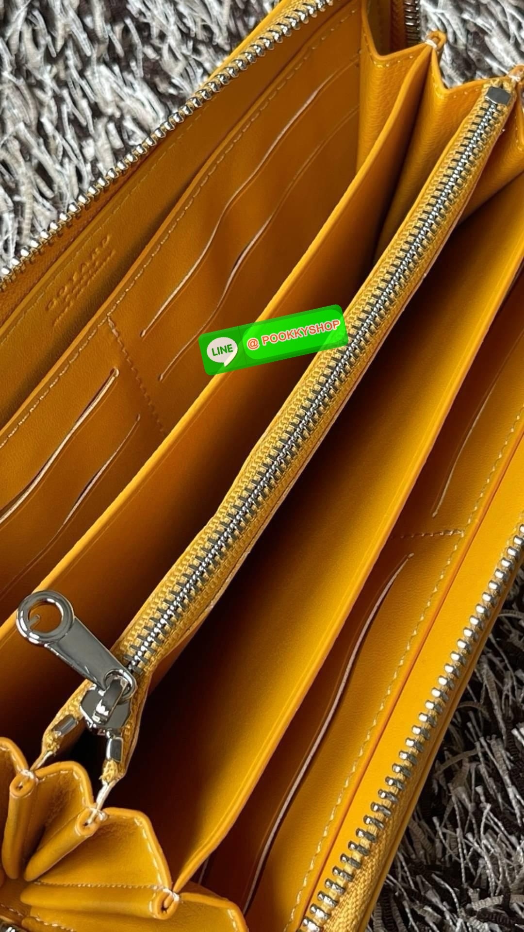 Goyard Matignon GM Wallet แบรนด์สัญชาติฝรั่งเศสที่มีความคลาสสิคและลวดลายอันเป็นสัญลักษณ์ อีกหนึ่งรุ่นที่แนะนำ กระเป๋าสตางค์ แบบยาว Matignon GM ที่มีซิปปิดสนิทและปลอดภัย ช่องใส่การ์ด 12 ช่อง ช่องซิปตรงกลาง และช่องเก็บของขนาดใหญ่ 2 ช่อง ช่วยให้คุณเก็บการ์ด