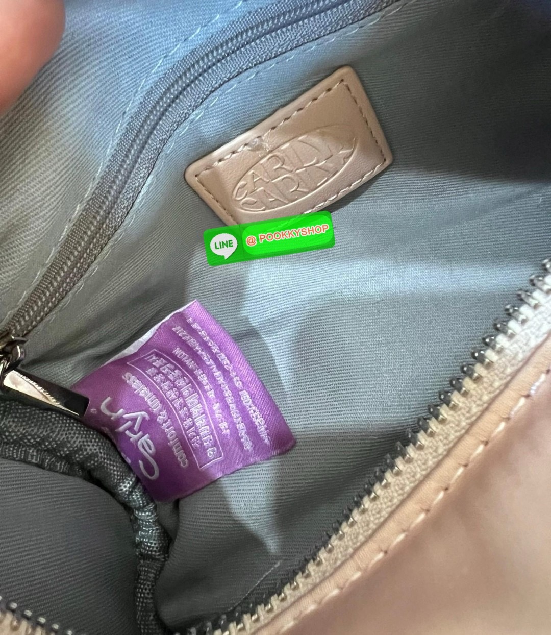 NEW ARRIVAL! น้องใหม่ล่าสุด มีความน่ารักไม่ไหวค่าสาวๆ CARLYN TIA MINI BAG พร้อมส่ง! สุดคิ้วท์ไปกับน้องสไตล์สายเกากันค่า ด้วยดีไซด์ใหม่ วัสดุไนล่อนอย่างดี ปักลายแบรนด์ทั้งใบสวยงาม