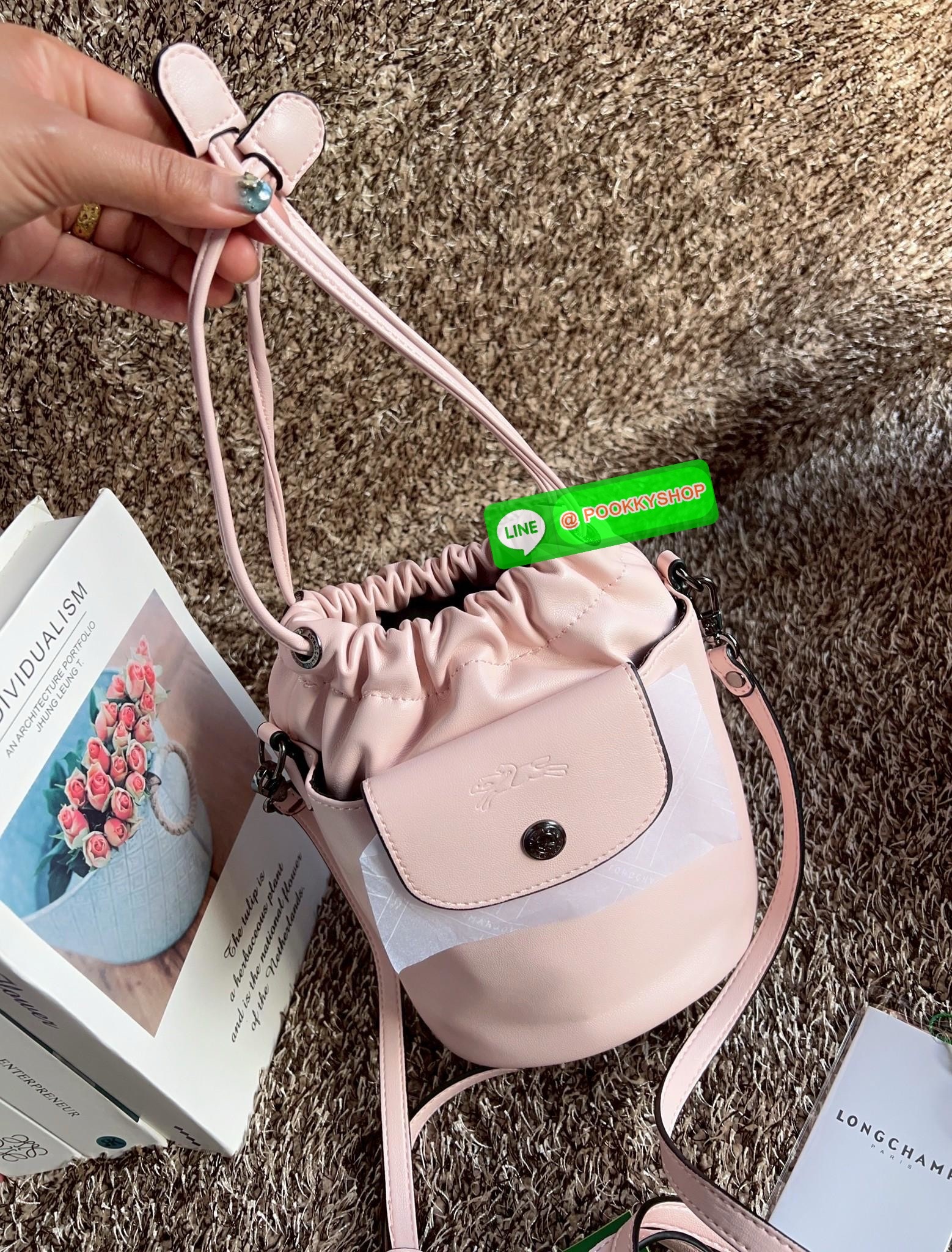 NEW ARRIVAL! LONGCHAMP LE PLIAGE XTRA XS BUCKET BAG ต้องบอกก่อนว่ารุ่นนี้เป็นรุ่นที่ใช้ออกมาแล้วไม่มีคำว่าผิดหวัง ออกแบบมาสวยแบบตัวแม่เลยค่าา 🔖พร้อมส่งทันที! กับกระเป๋าทรงบัคเกต หนังแท้smooth leather อย่างดี ใบกลางเจ้าลำตัวแล้วสวยมากก