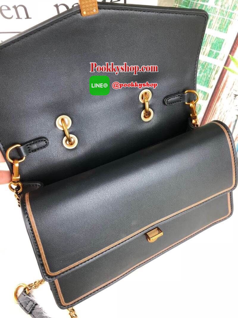 New! รุ่นใหม่พร้อมส่งค่า LYN FABULOUS BAG กระเป๋าดีเทลเก๋ ตัวกระเป๋าอยู่ทรง เดินด้ายเป็นตัวอักษรพร้อมประดับโลหะแมลง รุ่นนี้อะไหล่จะเป็นสีวินเทจๆ เปิดปิดด้วยตัวกดล็อก ด้านในเป็น 2 ช่องใหญ่ จุของได้เยอะทีเดียวค่า มาพร้อมสายสะพายยาวถอดและปรับระดับสายได้ตามชอ