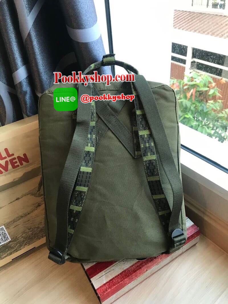 Classic มีกล่องแบรนด์ Kanken backpack รุ่น Classic แบรนด์ดังจากสวีเดนที่นิยมกันมากในหมู่วัยรุ่น กระเป๋าเป้ที่มีน้ำหนักเบา แต่มีความทนทาน และช่องว่างต่างๆมากขึ้น มีซิปหน้าสำหรับใส่ของกระจุกกระจิก และหูหิ้วทั้งด้านหน้าและด้านหลัง สำหรับการหิ้วถือได้สะดวก ใส