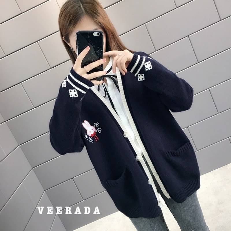 🌸New Collection🌸 Veerada Bunny Cute แน่นอนว่าเริ่มจะเข้าสู่ฤดูหนาวแล้ว ทุกคนก็ต้องไม่พลาดสรรหาเสื้อคลุมกันหนาว อบอุ่น ดูดี และราคาถูก ซึ่งหาได้ไม่ยาก เพราะเราเลือกแต่สิ่งดีๆ มีคุณภาพสูงราคาเบา อย่างเช่นตัวนี้เลยค่ะ ตัวใหญ่นิดหน่อย มีกระเป๋