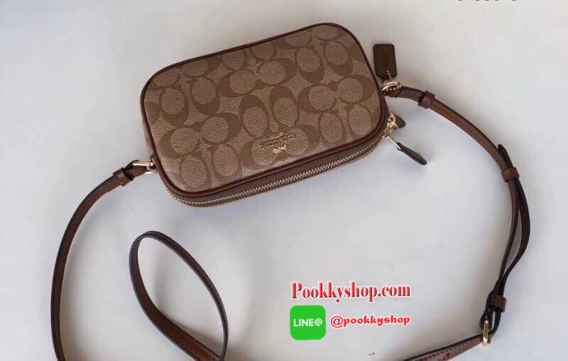 กระเป๋าสะพาย COACH เปิด - ปิดกระเป๋าด้วยซิป มีช่องใส่ของ 2 ช่องใหญ่ ด้านในมีช่องใส่ของ 1 ช่อง