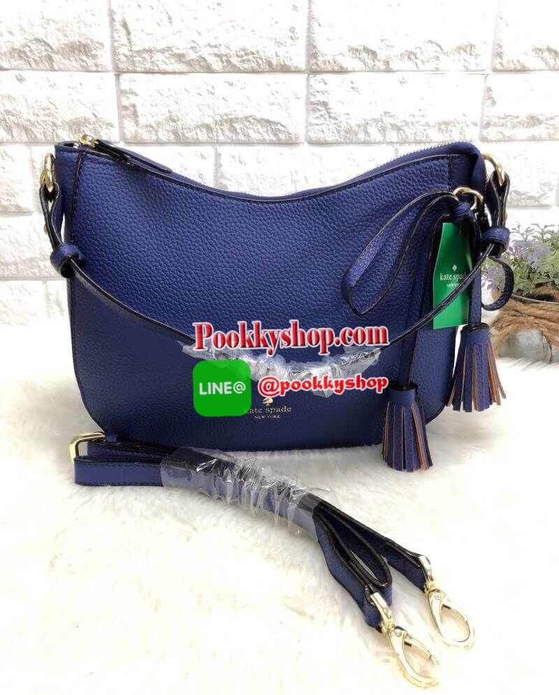 New Kate spade new york shoulderbag พร้อมส่งค่ะ นานๆจะมีมา!!! กระเป๋าสะพายไหล่หรือสะพายข้างได้ วัสดุหนังลายลิ้นจี่ ลายหนังสวย นิ่ม น่าใช้มากๆค่ะ ทรงฮิตเลยจ้าา ด้านหน้ามีพวงหนังผูกโบว์ห้อยยาวลงมา ตอกย้ำความสวยมาเพิ่มให้นะคะ เปิดปิดกระเป๋าแบบซิป ภายในโล่ง ใ