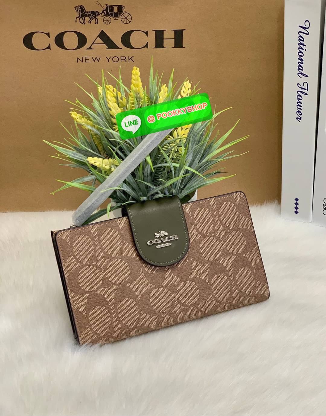 COACH TECH WALLET IN COLORBLOCK SIGNATURE ((C2874)) ✔️กระเป๋าเงินใบยาว หนังแท้ พร้อมสายคล้องมือในตัวค่ะ ✔️เปิดปิดด้านหน้าแบบฝากระดุม ภายในมีช่องใส่ธนบัตร2ช่อง ;สามารถใส่มือถือ iphone 10 xs max ได้เลยค่ะ ✔️มีช่องเสียบธนบัตร7ช่อง;พร้อมช