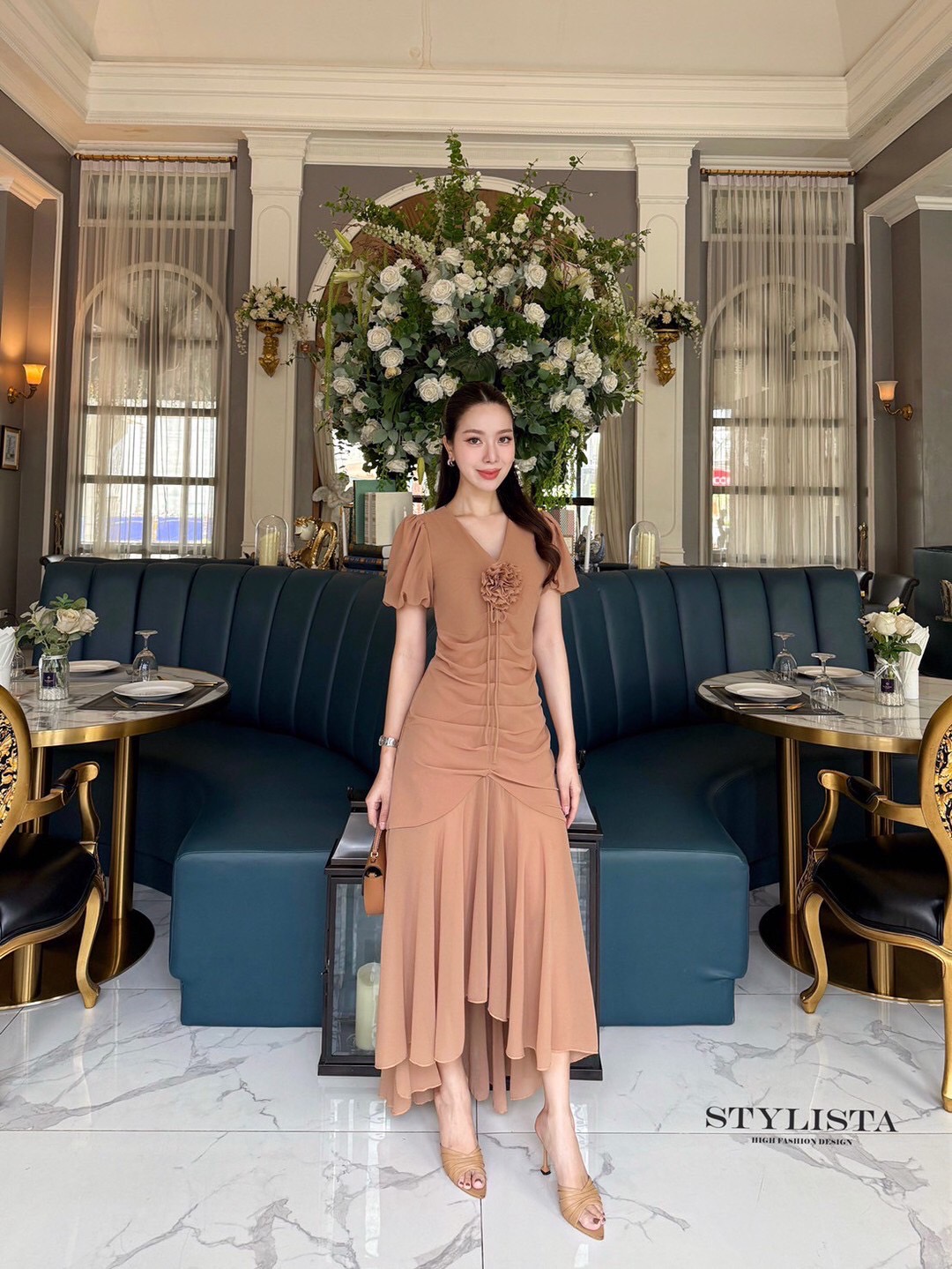 เดรสแฟชั่น Mocha Blossom Dress – เดรสชีฟองผูกอก สีมอคค่านุ่มละมุน