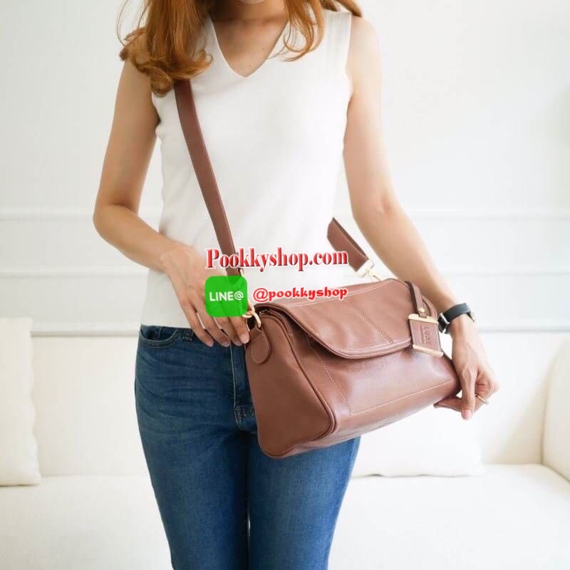 LUXE อีกหนึ่งรุ่นที่ขายดีมากๆ กับช่องการใช้งานที่รับรองว่าถูกใจค่ะ Regular city bag มาพร้อมสายสะพาย 2 เส้น สายสั้นบุนุ่มไหล่ สะพายแล้วไม่ปวด สายยาวปรับระดับได้ มาพร้อมช่องใช้งานที่จัดระเบียบของอย่างดี หนังเป็นทรงตั้งได้