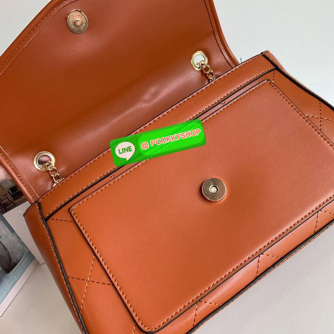 รุ่นใหม่ล่าสุด! พร้อมส่งครบสี GUESS ALENNA QUILTED FLAP CROSSBODY กระเป๋าสะพายไหล่&ครอสบอดี้ หนังสวยหรู อะไหล่ทอง เปิดปิดด้วยกระดุมแม่เหล็ก มีช่องเล็กด้านหน้าหนึ่งช่อง ด้านในใส่กระเป๋าสตางค์ยาว มือถือได้ทุกรุ่น พร้อมช่องซิปแยกให้ มาพร้อมสายสะพายไหล่ปรับได