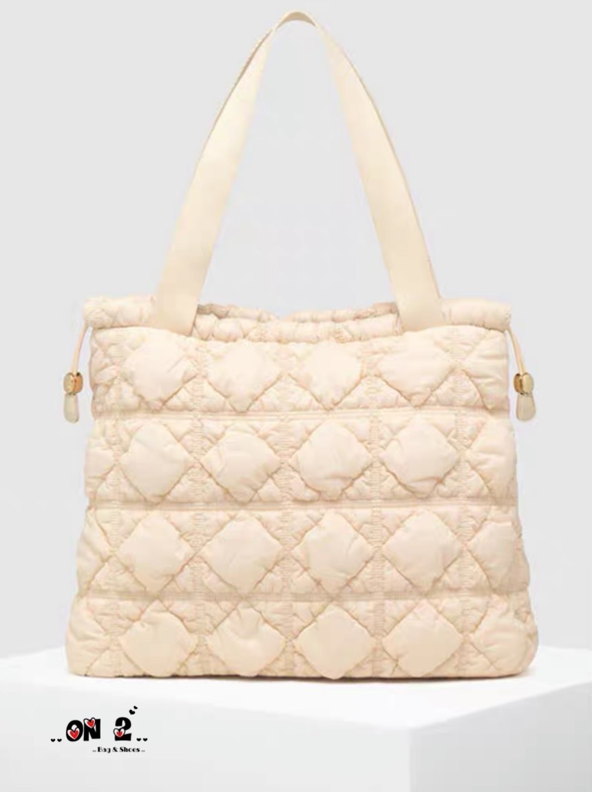 Memo Carlyn weekender (hot)(hot)(hot) งาน 1:1 (good)วัสดุตัวกระเป๋าทำจากผ้ากันน้ำอย่างดี waterproof (water) ผ้าขาวอะหลั่ยสีทอง ผ้าดำอะหลั่ยสีเงิน ปากกระเป๋าเป็นปากรูด งานปั๊มทุกจุด สายกระเป๋าทำจากผ้าทอ สะพายขึ้นไหล่ได้ งานปั๊มทุกจุด ถุงผ้า ,plastic bag, ก