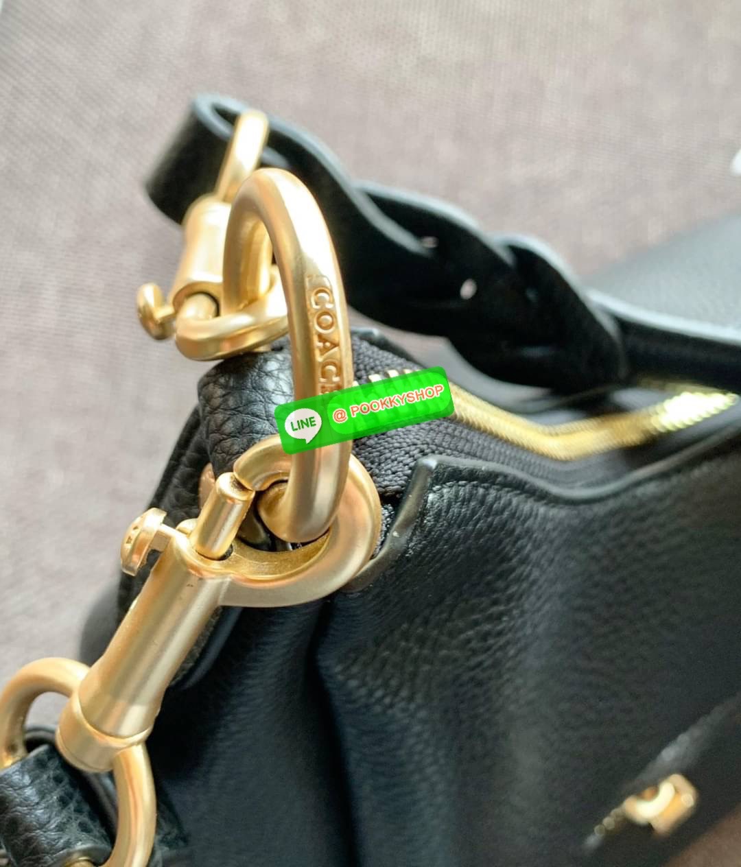 COACH JULES HOBO BAG ((C9189//9190)) 🌍พร้อมส่งที่ไทย! ต้องบอกก่อนว่าหนังรุ่นนี้อย่างดี นิ่มมากๆ สัมผัสแล้วรู้สึกละมุน กับกระเป๋าใบใหญ่ ทรงสวย เปิดปิดกระเป๋าแบบซิปมีหนังห้อยเพิ่มความเก๋ตรงหัวซิปค่ะ ภายในกระเป๋ากว้างมาก ใส่สัมภาระได้ครบครัน หายห่วงเ