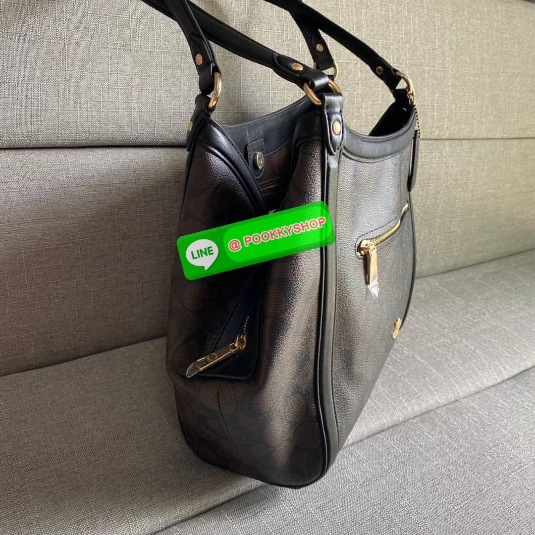 COACH C6232 KRISTY SHOULDER BAG IN SIGNATURE CANVAS (COACH C6232) สุดคุ้ม สาวๆสายช้อป ห้ามพลาด กระเป๋าสะพายไหล่ ใบใหญ่จุของได้เยอะ สายช้อปใช้งานเกินคุ้ม วัสดุหนังแคนวาส ภายในช่องกว้าง แบ่งสัดส่วน ด้านหน้ามีช่องซิป เปิด ปิด ด้วยกระดุมแม่เหล็กมีช่องซิปตรงกล