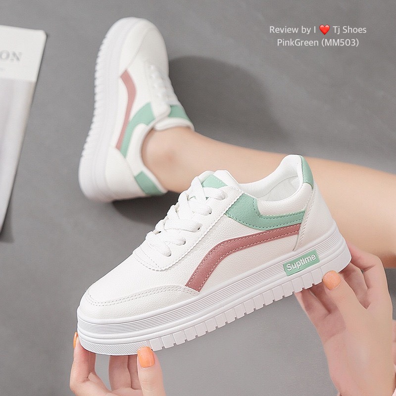 ที่สุดของความเกร๋ ต้องยกให้คู่นี้จร้า!!! รองเท้าผ้าใบนำเข้าเพื่อสุขภาพ สุคคิ้วท์ หนังนิ่มมาก นิ่มสุดๆ น้ำหนักเบา พื้นยางอย่างดี ใส่นิ่มเดินสบายมาก ใส่เดินสบายๆได้ทั้งวัน ของจริงงานสวยมาก จับแมทกับชุดอะไรก็น่ารัก เป็นรุ่นแนะนำ รีบสั่งด่วนๆ ช้าหมดอดนร้า (สู