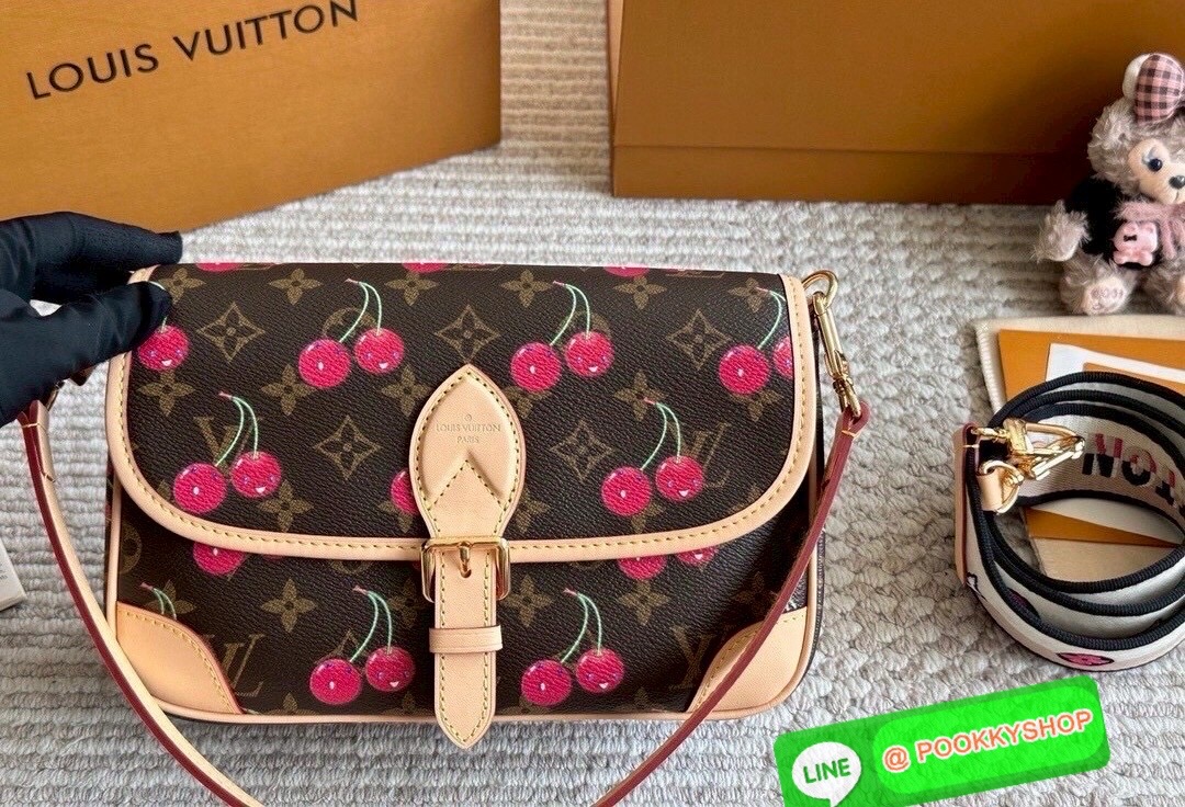 🕊️ พร้อมส่ง | LV Diane Monogram Cherry กระเป๋ามัลติฟังก์ชั่นสุดคุ้ม คอลใหม่แสนสดใสด้วยลายเชอรี่ ที่ดีไซน์ออกมาน่ารักน่าใช้มากๆ มีสายมาให้ถึง 2 แบบ สายหนังคล้องไหล่ได้ และสายสปอร์ตครอสบอดี้ได้ ปรับเปลี่ยนใช้ตามลุคแต่ละวันได้เลย เปิด-ปิดด้วยกระดุมแม