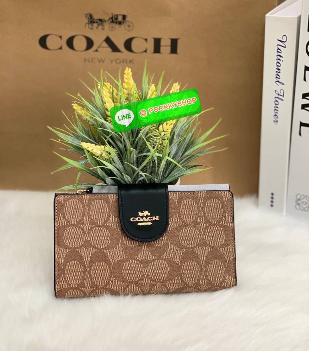 COACH TECH WALLET IN COLORBLOCK SIGNATURE ((C2874)) ✔️กระเป๋าเงินใบยาว หนังแท้ พร้อมสายคล้องมือในตัวค่ะ ✔️เปิดปิดด้านหน้าแบบฝากระดุม ภายในมีช่องใส่ธนบัตร2ช่อง ;สามารถใส่มือถือ iphone 10 xs max ได้เลยค่ะ ✔️มีช่องเสียบธนบัตร7ช่อง;พร้อมช