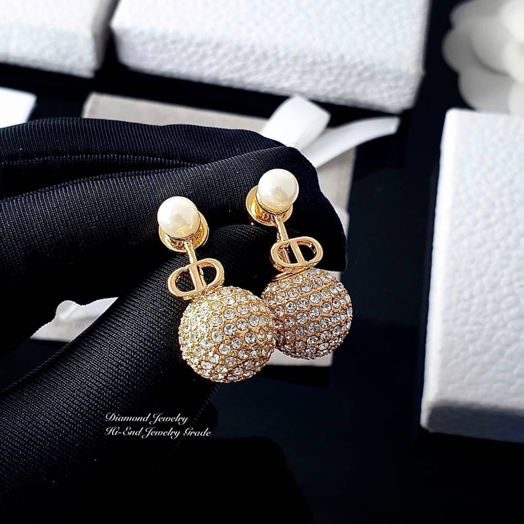 Super Hi-End Quality !!!! ((งาน 1:1 เหมือนในช็อปมากที่สุดในท้องตลาด)) Christian Dior Earring ต่างหูดิอองาน 1:1 เหมือนของแท้เป๊ะๆค่ะ รับรองงานสวยมากกกกก ดูหรู ดูผู้ดีสุดๆ งานดี งานคุณภาพดีมากๆมากๆคะรับประกันความพอใจเลยค่ะ ตัวเรือนสีทองไฮโซมากค่ะ คอนเฟิม !!