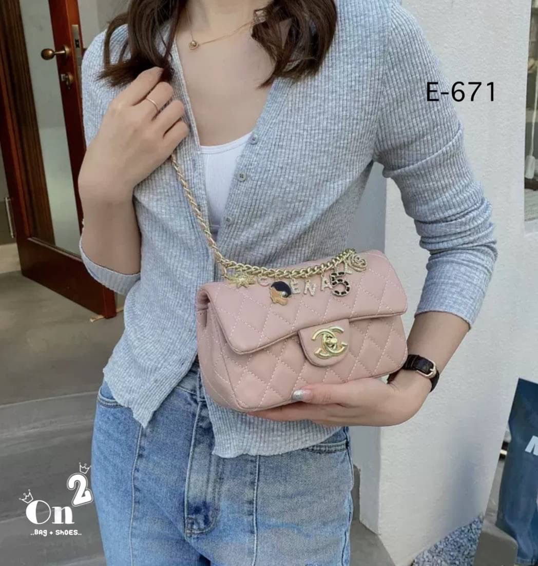 กระเป๋าสะพายชาแนล ทรงคลาสสิคเปิดหน้าอะไหล่สีทอง งานสไตล์แบรนด์ สายสะพายยาวครอสบอดี้ได้ค่ะ พร้อมส่ง 5 สีค่ะ