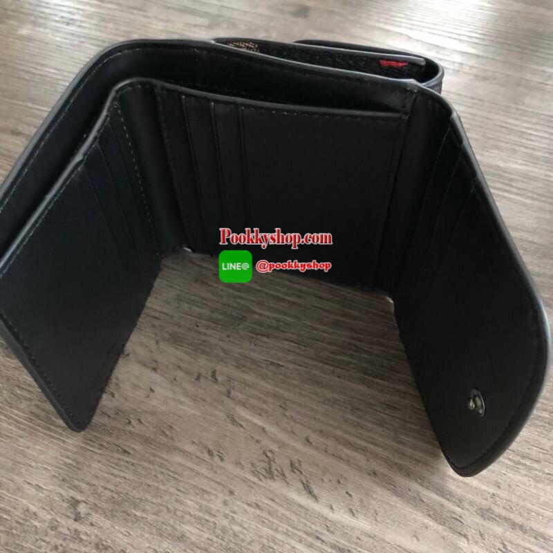 COACH Small Wallet in Floral Print Coated Canvas กระเป๋าสตางค์ใบสั้น สามารถใช่งานได้ทั้งด้านหน้าและด้านหลัง ด้านหน้าเปิด - ปิดด้วยกระดุม ภายในมีช่องใส่บัตรและธนบัตร ด้านหลังเปิด - ปิดด้วยกระดุม มีช่องสำหรับใส่เหรียญ