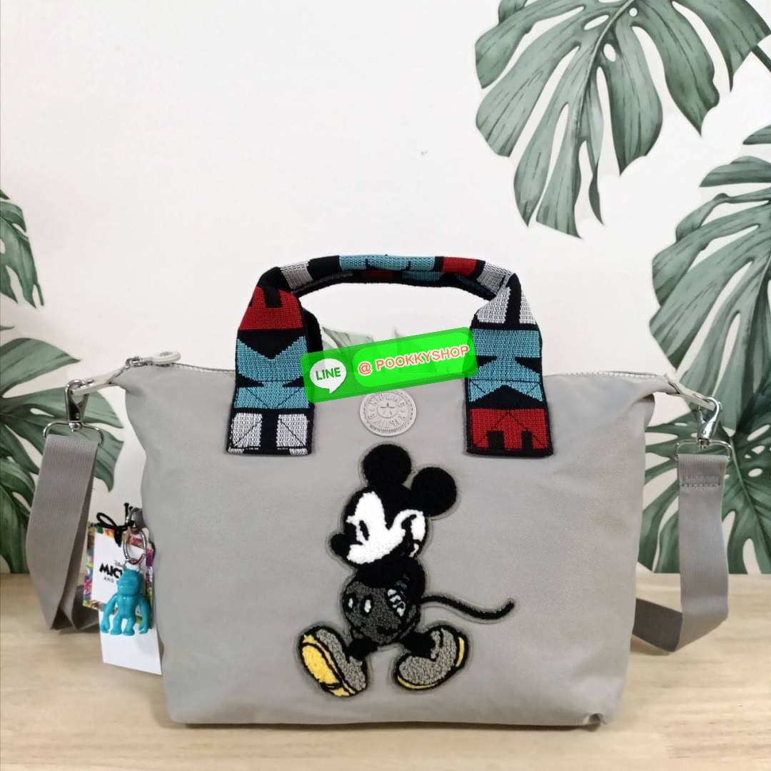 Kipling KALA Mini Disney's Mickey Mouse Handbag กระเป๋าถือหรือสะพาย วัสดุ Polyamide+Polyester รุ่นใหม่ล่าสุด Collection Mickey's ลายน่ารัก ผิวสัมผัสนุ่ม ลื่น พร้อมตัวการ์ตูน Mickey Mouse ไหมพรม ตกแต่งด้านหน้า ช่องหลักโล่งกว้าง พร้อมช่องแยกด้านข้