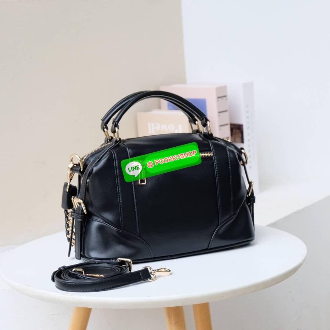 รุ่นขายดีเข้าเพิ่มนะคะ KEEP รุ่น ‘ Ella ‘ bag ทรง Pillow ( ทรงหมอน ) ที่สาวๆ ถามหา กลับมาแล้วค่า พร้อมฟังก์ชันจัดเต็มเหมือนเดิม ใบนี้ size M ใส่ กระเป๋าสตางค์ยาวได้ ใส่ไอแพดได้ ใครต้องการกระเป๋าที่ใช้ได้ทุกวัน ใส่ของครบ แอดมินแนะนำใบนี้เลยค่า สวย คุ้มแน่น