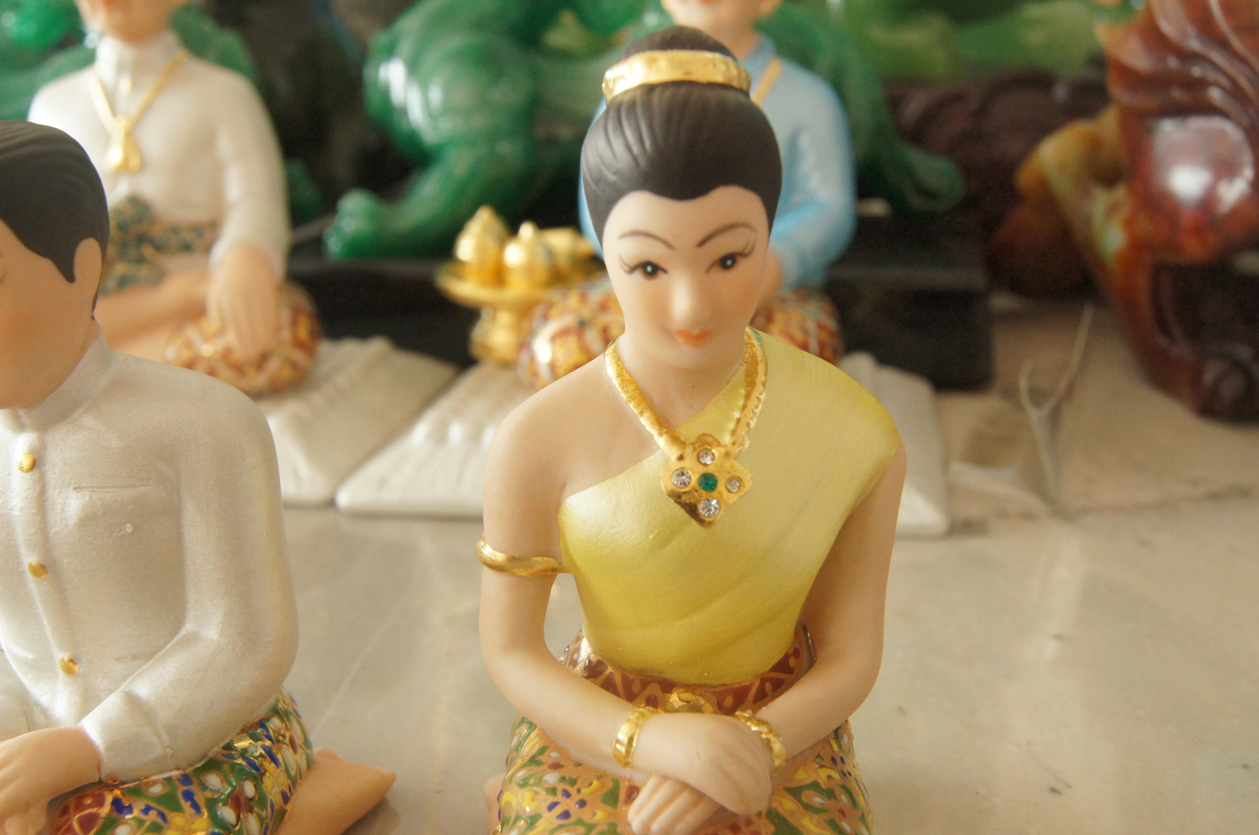 คนใช้ ขนาดเล็ก สูง 9 กว้าง 3 cm (งานเบญจรงค์ ) คู่