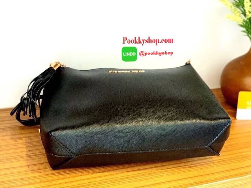 พร้อมส่ง กระเป๋า MICHAEL Michael Korscross-body bag * Gold-tone hardware * top zip closure * polyester lining * back snap pocket outside * adjustable strap * approx.