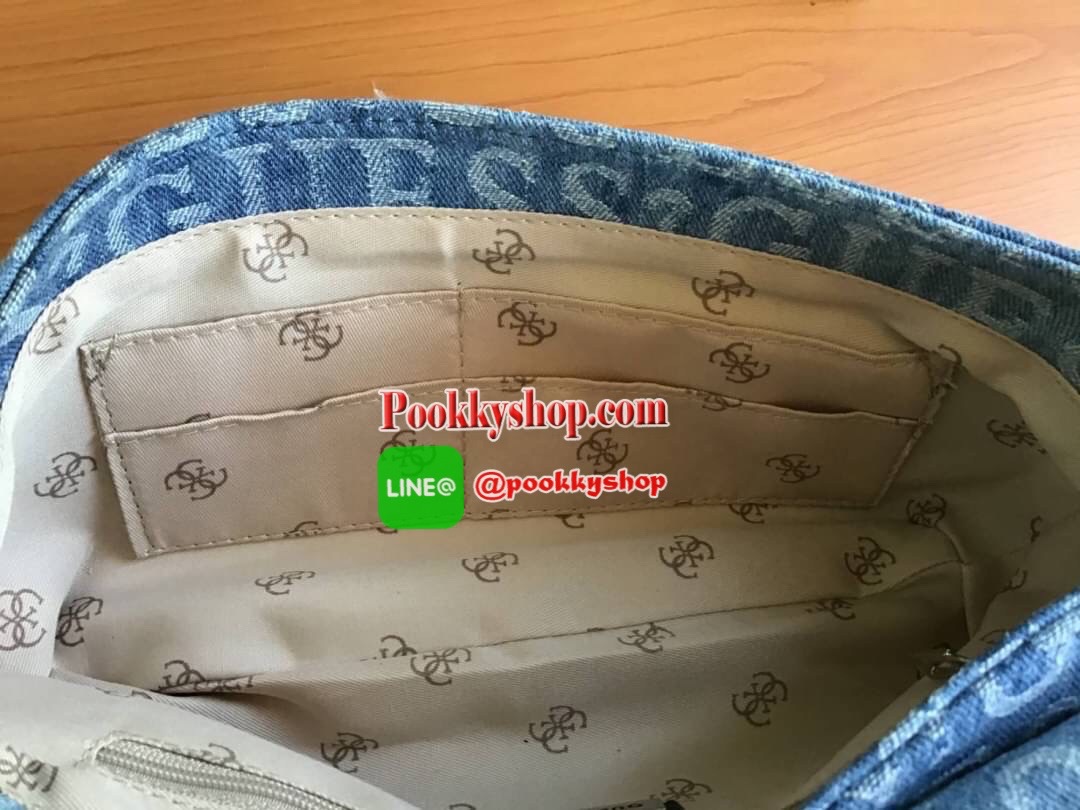 New Collection !! Guess Women’s Crossbody Bag รุ่นใหม่ชนช็อป!! กระเป๋าสะพายไหล่/สะพายข้าง/ถือเป็นคลัช มีดีเทลสวยเก๋!! วัสดุผ้ายีนส์ทอลายแบรนด์ ตัวกระเป๋าตัดขอบหนัง มาพร้อมสายหนังสะพายไหล่และสายสะพายยาวเลื่อนปรับได้ ด้านหน้าประดับโลโก้แบรนด์ มีหมุดรองฐาน4ม