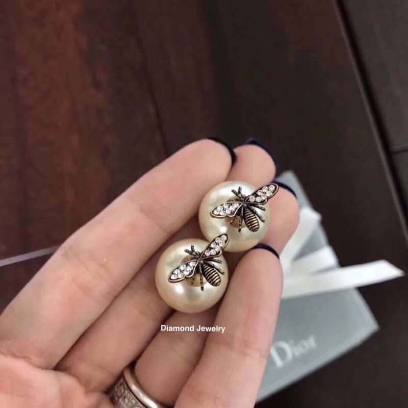 มาเพิ่มแล้วคะ New Arrival !!!! Christian Dior Earring ต่างหูคริสเตียนดิออ งานมุกอะไหล่ทอง รับรองสวยวิ้งมากกกกก งานดี ตัวเรือนเงาวิ้งมากๆคะรับประกันความพอใจเลยค่ะ ตัวเสียบแน่นไม่หลุดง่ายค่ะ ตัวเรือนสีทองดูหรูมากๆค่ะ ใส่ออกมาน่าร๊ากกกก จัดเลยคร่าา งานชุบ 18