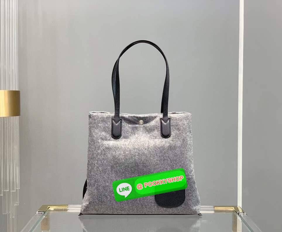 LongChamp Roseau Essential Shoppimg Bag L กระเป๋าTote วัสดุผ้าขนสัตว์ ซับในผ้าฝ้ายที่จับด้านบนหนังวัว กระเป๋าสะพายใบนี้มีขนาดพอเหมาะ กว้างพอที่จะใส่เอกสารทั้งหมดของคุณและจะไปกับคุณตลอดทั้งวัน! น้ำหนักเบา ปิดด้วย ระบบยึดสแน็ปอิน หรูหรา เหนือกาลเวลา และเปี่