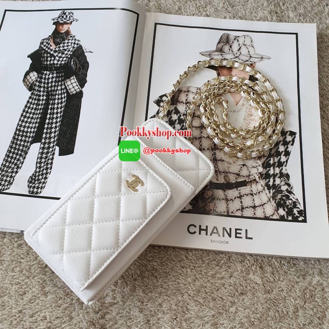 NEW ARRIVAL!! CHANEL VIP GIFT WOC BAG กระเป๋าสตางค์คล้องคอ/ Crossbody ที่กำลังมาแรงมาในตอนนี้ ตัวกระเป๋าเป็นกระเป๋าสตางค์หนังพียูลาย CAVIER อะไหล่ทองทั้งใบ ด้านหน้าใส่ iphone+ ได้ เปิดปิดด้วยกระดุมแม่เหล็ก สามารถใส่บัตรได้อีก4ใบด้านใน พลิกมาด้านหลังมีช่อง