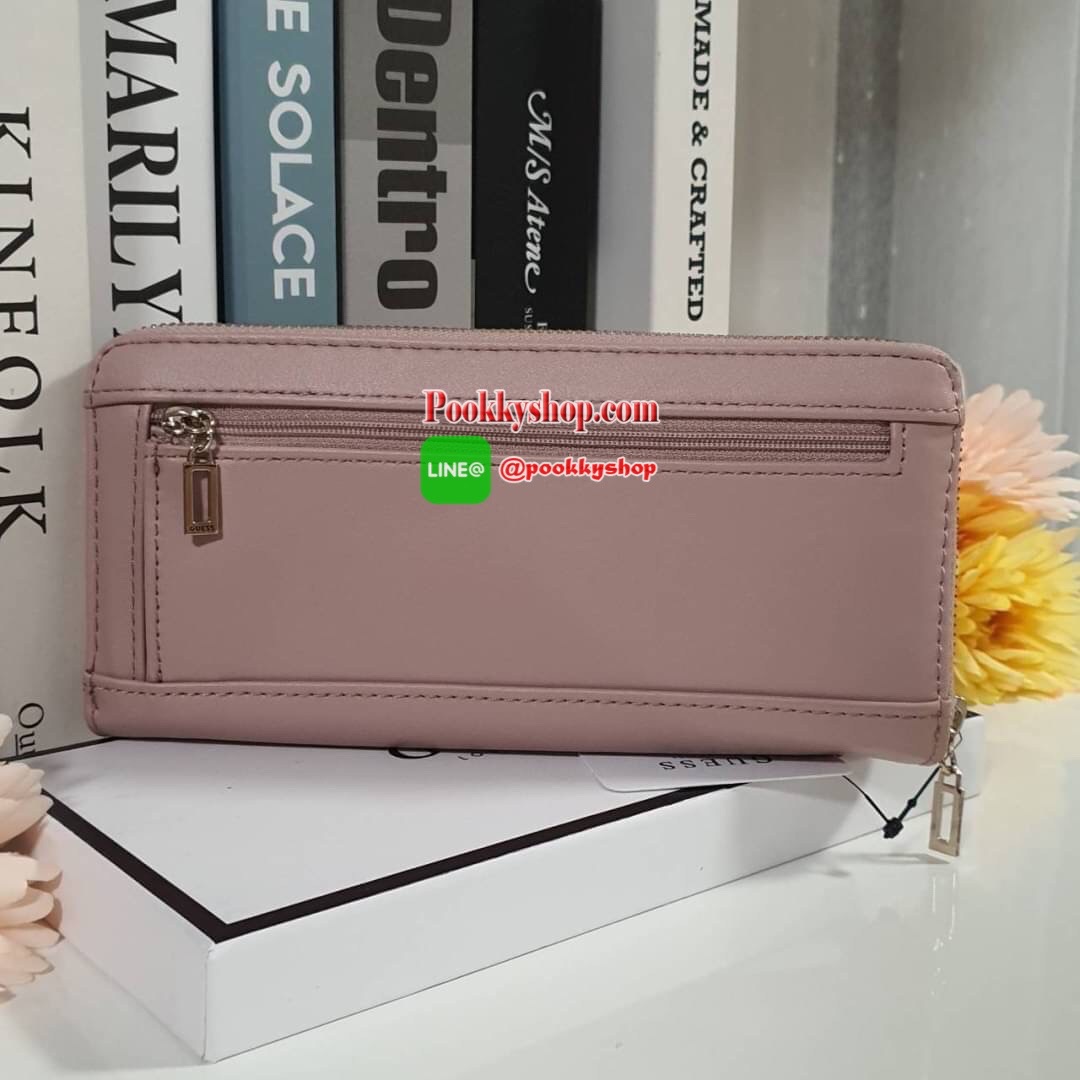 GUESS WOMEN'S WALLET กระเป๋าตังค์แบบซิปรอบ หนังลาย SAFFIANO ประดับโลโก้แบรนด์ด้านบน ด้านในมีซิปกลาง ไว้ใส่เหรียญ มีช่องใส่บัตรหลายช่อง ช่องใส่ธนบัตรมี2ช่องใหญ่ น้ำหนักเบา อุปกรณ์ครบ ห้ามพลาดค่า!