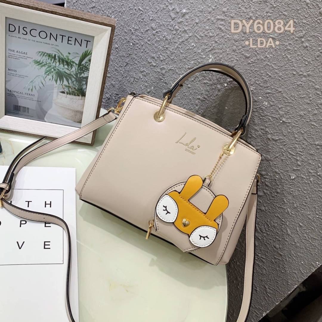 พร้อมส่ง!!! กระเป๋าสะพายแบรนด์ LDA ของแท้💯 📝ลดา รุ่นใหม่ล่าสุด สวยมาก ใบใหญ่ หนังเรียบหรูดูดี สีสวยทุกสีค่ะ อะไหล่ทองปั๊มทุกจุด ตรงกลางติดโลโก้แบรนด์ ดีไซน์สวยแบบทันสมัย หูจับแข็งแรงทนทาน งานถือได้สะพายข้างได้ ซับในปั๊ม แบ่งเป็น 2 ช่องใหญ่