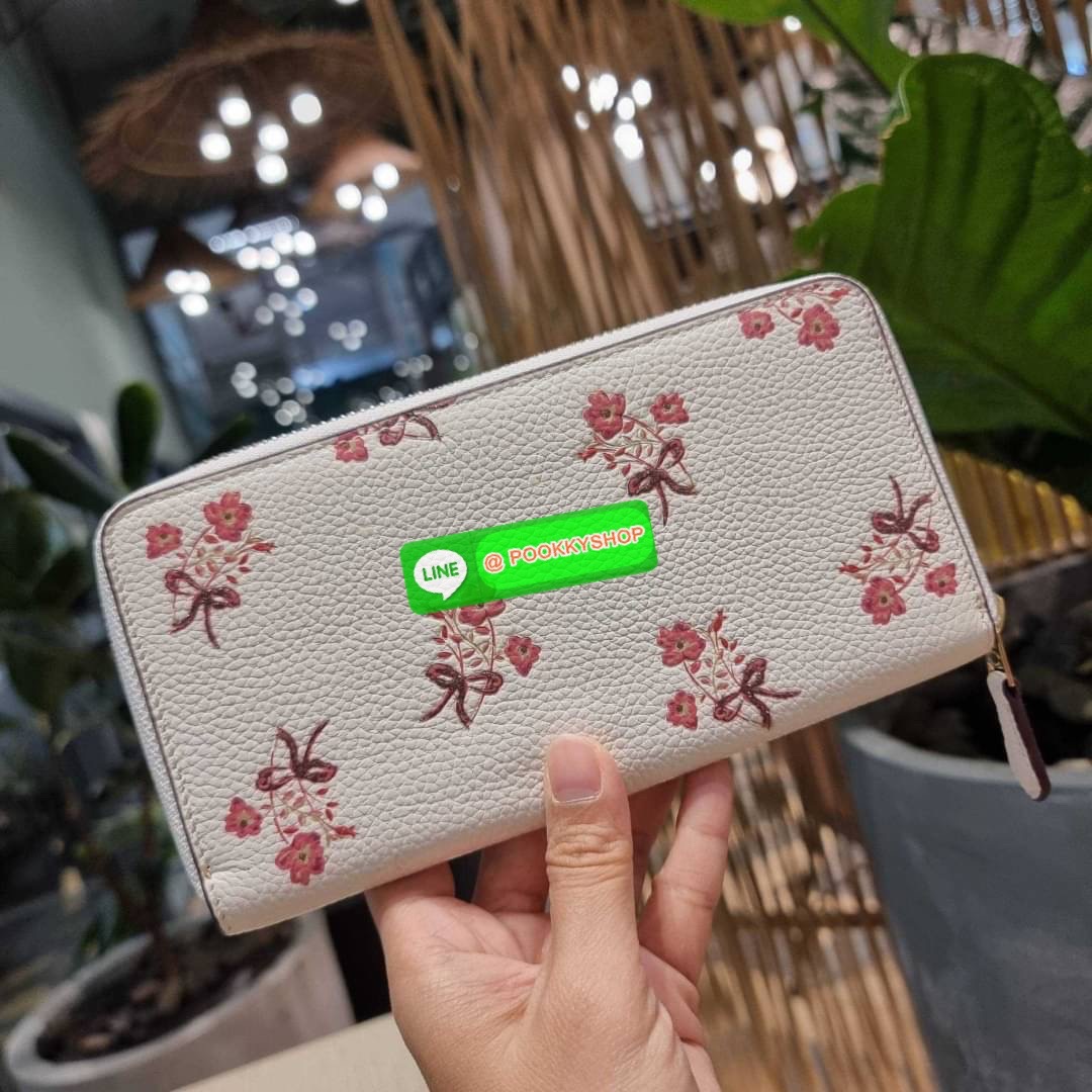 COACH 28444 ACCORDION ZIP WALLET WITH FLORAL BOW PRINT กระเป๋าสตางค์ใบยาว ลวดลายดอกไม้สุดฮิต คอลเลคชั่นที่ขายดีขายได้ตลอดกาล วัสดุหนัง pepble สวยคม เปิด-ปิดด้วยซิปรอบ รูดใช้งานง่าย ใส่มือถือได้ ใส่บัตร ใส่ธนบัตรได้สบายๆ สวยเกินราคาแบบนี้ สาวๆห้ามพลาดน้า!!