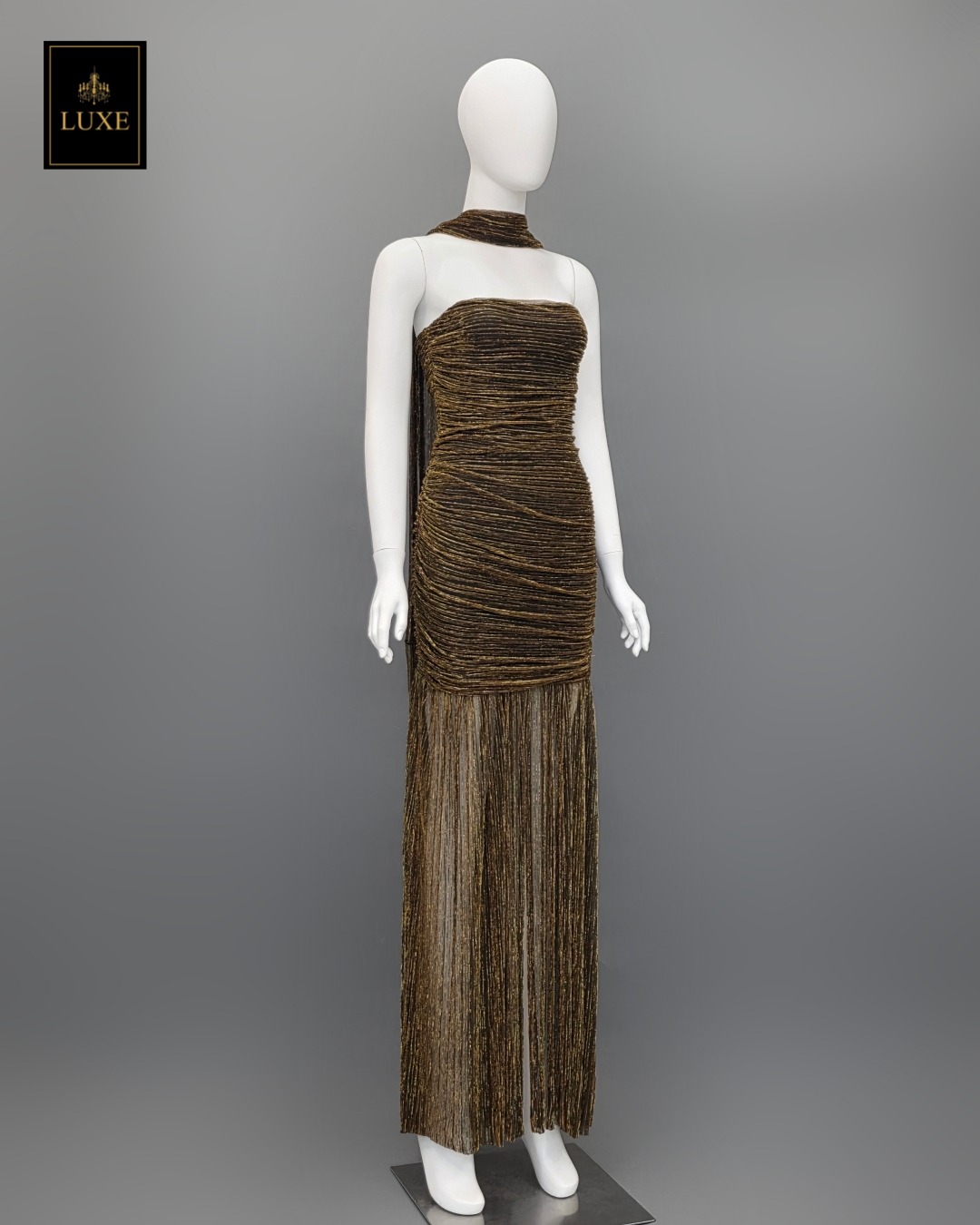 เดรสแฟชั่น เดรสเสื้อเกาะอกทรงเข้ารูป กระโปรงต่อชายระบาย ผ่าหน้า มาพร้อมผ้า mmคลุมไหล่