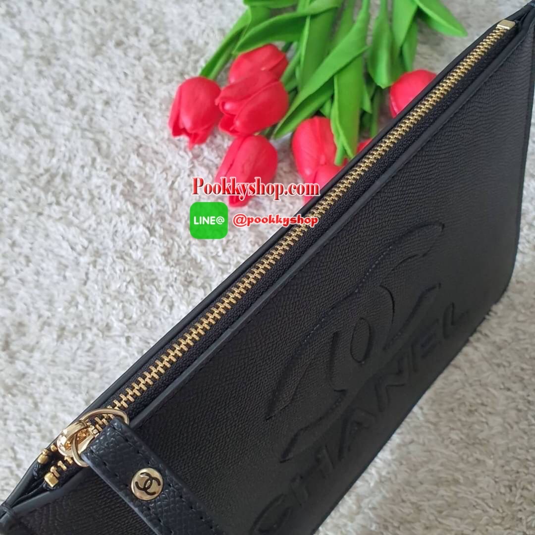 NEW ARRIVAL!! กระเป๋าคลัทช์&คล้องมือ ทรงหรู จากงาน CHANEL VIP GIFT(GIFT WITH PURCHASE) จากเคาเตอร์ต่างประเทศ จากแบรนด์ CHANEL ลายหนัง SAFFIANO ของแท้ 100% ด้านหน้าปั้มหนังลายโลโก้ เปิดปิดด้วยซิป อะไหล่ทอง ด้านในปั้ม MADE IN ITALY ด้านหนึ่งเป็นช่องซิปใส่ขอ