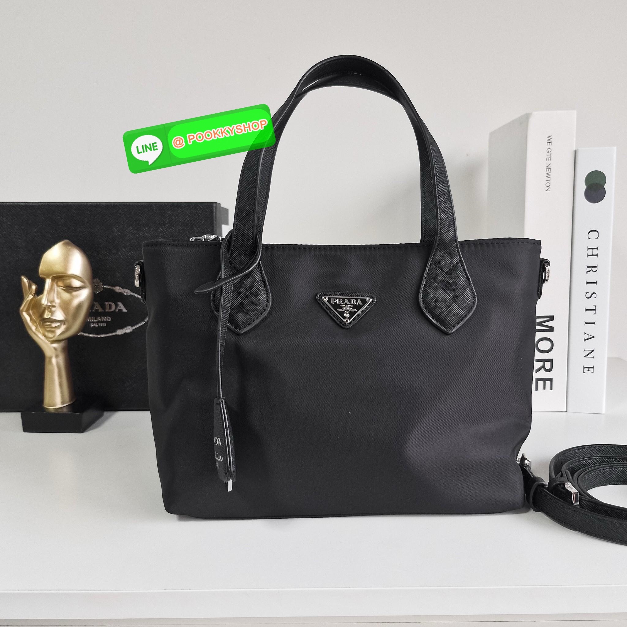 NEW ARRIVIAL กระเป๋าผ้าไนล่อน ทรงHandbag ขนาดกำลังดีมินิน่ารักมากค่า จากแบรนด์ PRADA เปิดปิดด้วยซิป ด้านในมีช่องซิปและช่องแยก แบ่งเป็นสัดส่วน ใส่กปต.ยาว เครื่องสำอางค์ ได้สบายค้า เหมาะกับการถือเป็น everyday look สุดๆ และยังมาพร้อมสายยาว Crossbodyได้อีกด้ว