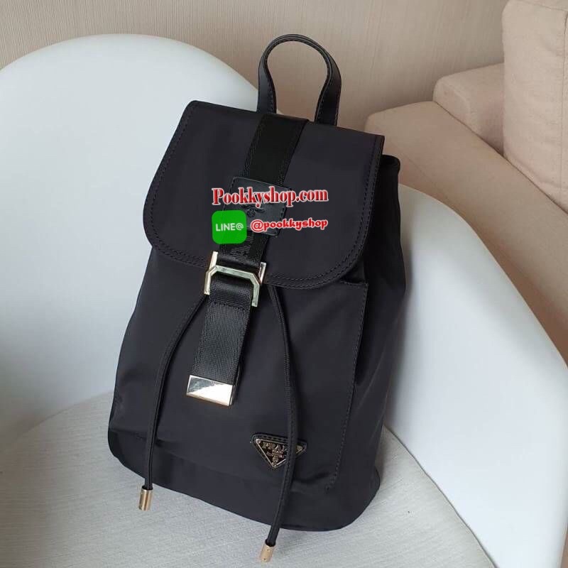NEW ARRIVAL มาใหม่กับกระเป๋าเป้จากแบรนด์ Prada วัสดุทำจากผ้าไนล่อน สามารถกันน้ำได้ อะไหล่ทองทั้งใบเปิดปิดด้วยกระดุมแม่เหล็ก และมีช่องกระเป๋าหน้าเปิดปิดด้วยซิปอีก1ช่อง ภายในมีช่องซิปแยกอีก2ช่อง พร้อมบุผ้าลายแบรนด์อย่างดี สามารถใส่ labtop ipad ได้ ขนาดกะทัด