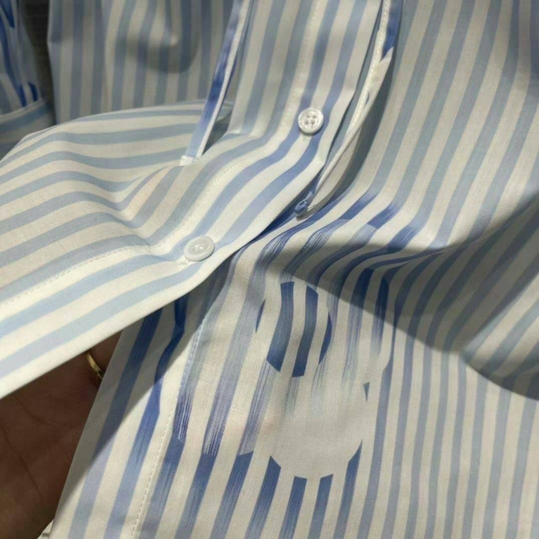 พร้อมส่ง รุ่นใหม่ !! มินิเดรสเดรสแขนยาวคอปกเชิตลายทางสีฟ้า PRADA Brand: PRADA มีป้าย tag แบรนด์ 💙Detail : มินิเดรสเชิตแขนยาวลายทางสีฟ้าเอวรูด แบรนด์ PRADA เนื้อผ้าอย่างดีงานสวยมากค่ะ งานคุณภาพการันตี มีป้าย tag แบรนด์