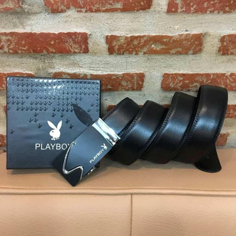 DON'T MISS! PLAYBOY MEN LEATHER BELT (Free Size) เข็มขัดหนังสีดำรุ่นสุดฮิตจาก Playboy หัวเข็มขัดโลหะดำตัดเงินปั้มโลโก้คุณภาพดีตามแบบฉบับของแบรนด์ดีไซน์คลาสสิคเข้าได้กับทุกชุดสามารถปรับได้หลายระดับ มาพร้อมกล่องแบรนด์สามารถมอบเป็นของขวัญได้ ไอเท็มนี้ M