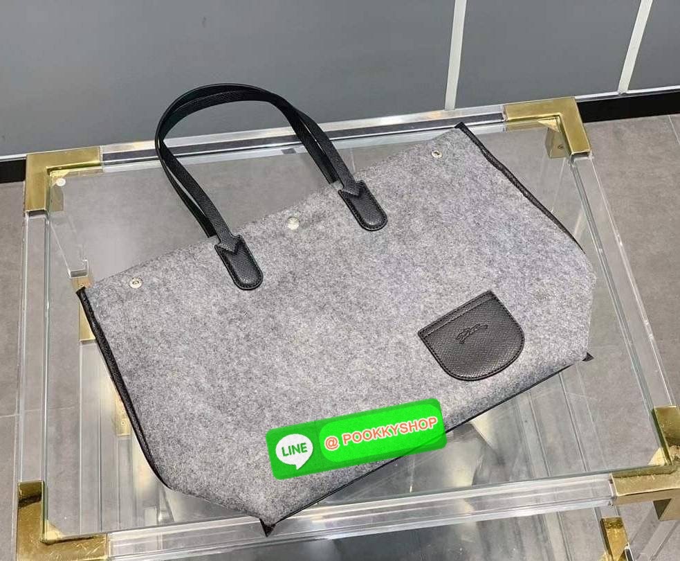 LongChamp Roseau Essential Shoppimg Bag L กระเป๋าTote วัสดุผ้าขนสัตว์ ซับในผ้าฝ้ายที่จับด้านบนหนังวัว กระเป๋าสะพายใบนี้มีขนาดพอเหมาะ กว้างพอที่จะใส่เอกสารทั้งหมดของคุณและจะไปกับคุณตลอดทั้งวัน! น้ำหนักเบา ปิดด้วย ระบบยึดสแน็ปอิน หรูหรา เหนือกาลเวลา และเปี่