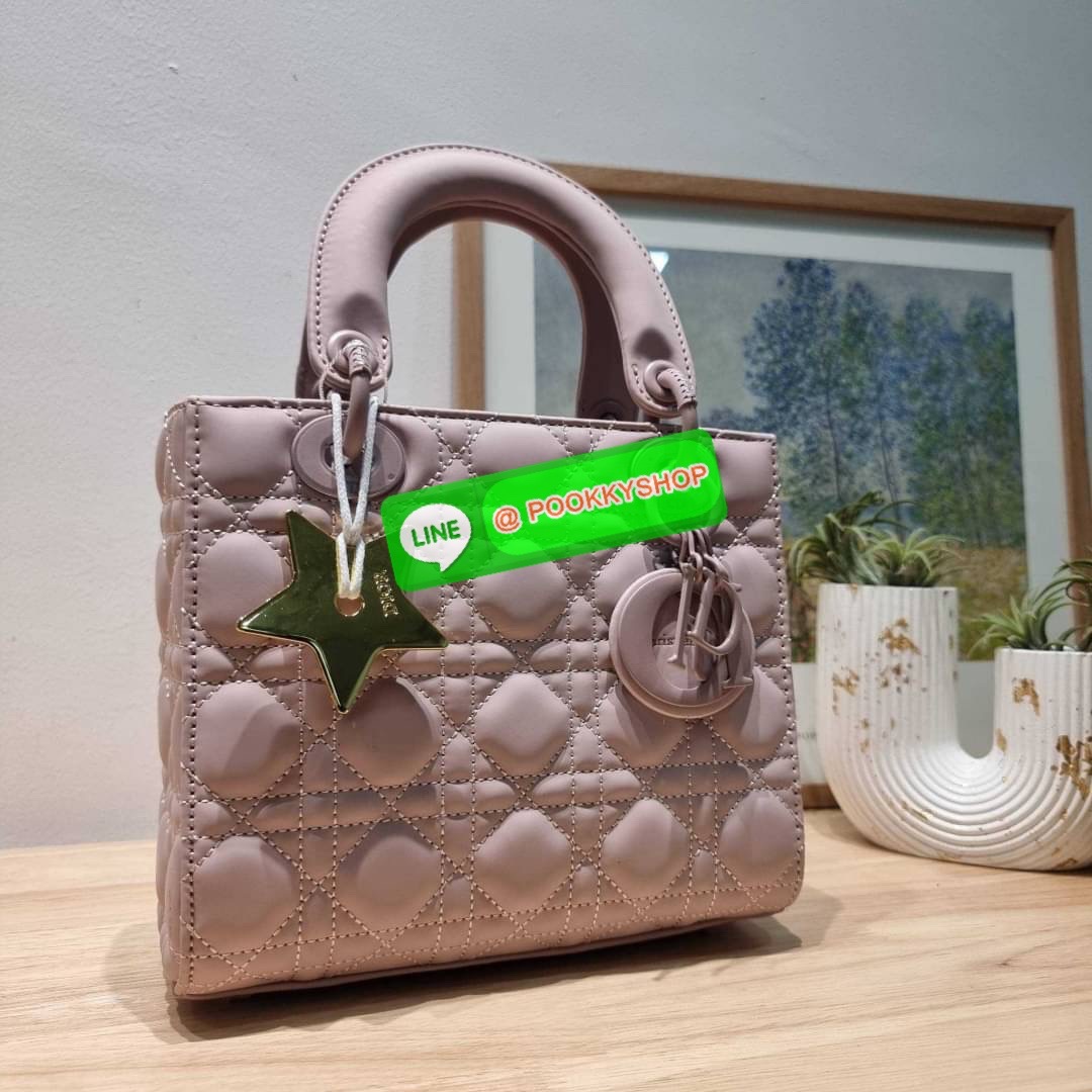 NEW ARRIVAL!! CD LADY ULTRAMATTE BAG กระเป๋าสะพายข้างพรีเมี่ยมกิ๊ฟสุดฮอต ดีไซน์เรียบง่าย แต่แฝงไปด้วยความหรูหรา ทรงกล่องคลาสสิค โดดเด่นด้วยพวงกุญแจอะไหล่สีเดียวกับตัวกระเป๋า วัสดุหนังแท้ผิวแมทท์ ลายเส้นซ้อนทับสวยงาม มีรูปแบบ หูจับในตัวและสายครอสบอดี้สุดเล