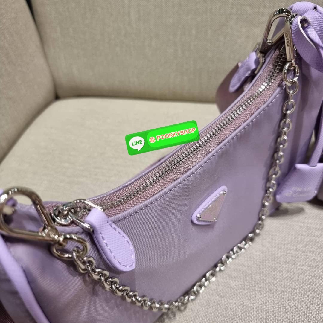 PRADA RE-EDITION 2005 RE-NYLON SHOULDER BAG ไอเท็มสุดปัง ที่ฮิตตลอดกาลไม่ว่าจะปีไหนๆ จัดให้ครบทั้งสีขายดีและสีใหม่ล่าสุด ที่สายคุณหนูห้ามพลาด!! กับกระเป๋าสะพายทรงคลาสสิค เหมาะเป็น everyday bag มากๆ วัสดุผ้าไนล่อนคุณภาพ พร้อมใบลูก ไว้ใส่เหรียญ ใส่กุญแจได้ส