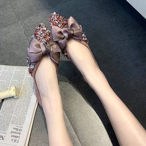 New!!Shoes2020 รองเท้าคัชชูแฟชั่น STYLE KOREA ทรงหัวแหลม แต่งกริตเตอร์เม็ดใหญ่สวยๆ ผูกโบว์น่ารักๆ เกร๋ๆ ใส่ได้ทุกรุ่นทุกวัย ให้คู่นี้เป็นคู่เลิฟ ของคุณได้เลยค่า !!!